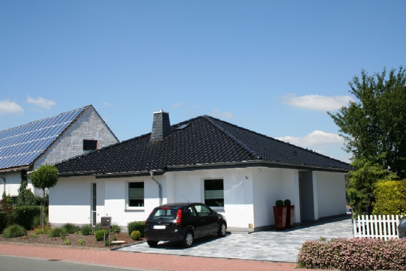 Hausbau mit Parkplatz und Terrasse