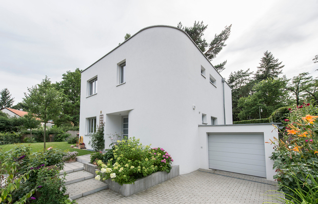 Hausbau-Referenz: Modernes Architektenhaus mit runder Ecke in Berlin