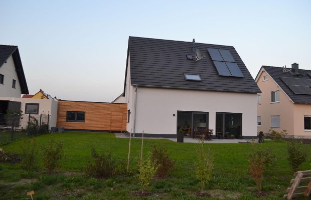 Modernes Einfamlienhaus mit Terrasse und Solardach